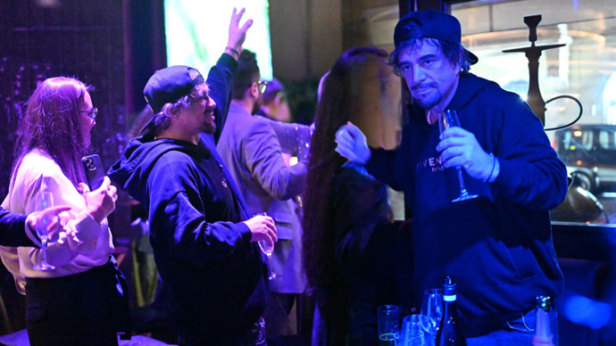 FOTO: Sagvan Tofi za to jednou zase vzal. – stránka 51