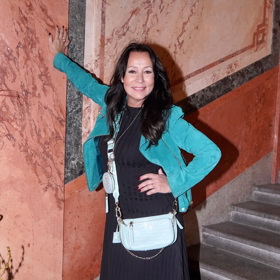 Heidi Janků pro tentokrát vynesla černé šaty se zelenou bundou a světlou koženou kabelkou crossbody.