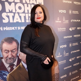 Jitka Čvančarová oživila své černé šaty rudými střevíčky s uzavřenou špičkou. 