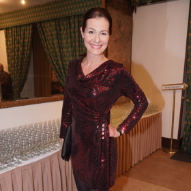 Jana Doleželová zazářila v bordó flitrových minišatech, ke kterým nazula vysoké kozačky. 