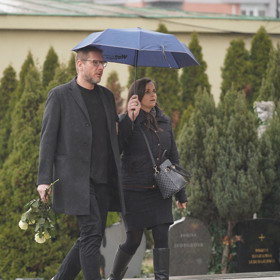 Na pohřeb přišlo mnoho smutečních hostů.