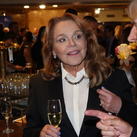 Modely v černobílé kombinaci fungují samy o sobě, někdy je stačí doplnit jen jednoduchým šperkem jako Dagmar Havlová.