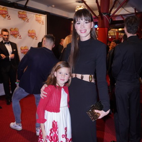 Karolína Neuvirthová vynesla černé šaty s průstřihy v oblasti bříška. Její dcerka bílé šaty s červeným vzorováním a červený svetřík. 