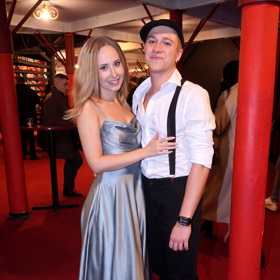 Přítel Denisy Grossové, Filip Hořejš, si vystačil s bílou košilí, kšandami a čepicí.