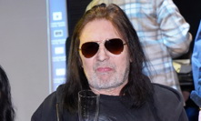 Vysloužilý rocker se na křtu CD Electric Lady pěkně nalámal.