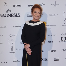 Dagmar Havlová na šaty v podobném duchu vsadila i loni. A vyplatilo se, i na Českých lvech 2024 se svým modelem zazářila