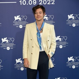 Outfity českého herce se podobají těm, které nosí elegantní i extravagantní britský zpěvák Harry Styles. Jeho look navazuje na anglické gentlemanství, ale má moderní nádech, který boří konvence.