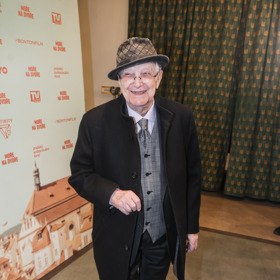 Svůj osobitý styl si po celá léta úspěšně udržuje Jiří Suchý.