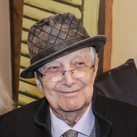 V šatníku Jiřího Suchého už od mládí nechybí klobouk. Divadelník ale také rád kombinuje různé vzory, jak si můžete povšimnout v tomto konkrétním outfitu, je to například vzor na klobouku a vestě.