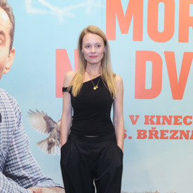 Herečka Linda Rybová zvolila celočerný outfit s upnutým topem a volnými, širokými kalhotami.