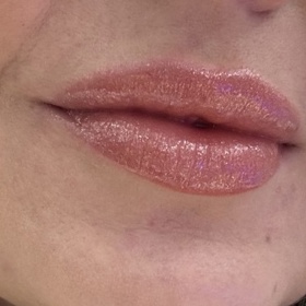 Tady už vidíte odstín Fenty Glow na rtech v detailu. 