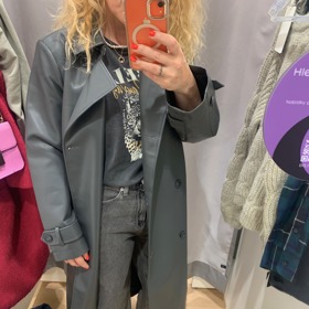 Outfit vystavěný na šedivém koženkovém trenčkotu je ideální pro přechodné období roku.