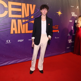 Jan Cina ve svých modelech také kombinuje tradiční prvky s těmi odvážnějšími a výstřednějšími.