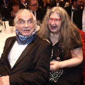 Oldřich Kaiser chodí do společnosti rád v bílé košili. 