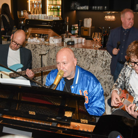 Sebastian se stejně jako dědeček věnuje muzice.