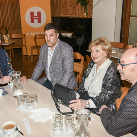 Herečka si užívala společnost svého manžela, ale také moderátora Aleše Cibulky. 