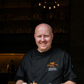 Šéfkuchař Michal Šorf z experimentální restaurace River's smokelab, které se inspirovala kouřem a světovou kuchyní.