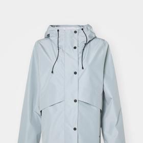 Nepromokavá bunda waterproof jacket parka v bledě modré, Barbour (prodává Zalando), 8 380 Kč