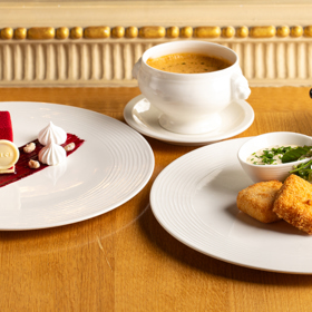 Festivalové menu za 790 Kč se skládá z račí polévky, následují krokety ze sýrů Gruyére a parmesan, domácí hranolky a dresink. A jako sladká tečka dezert Champagne by Dolce.