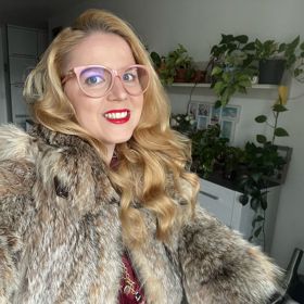 Kožíšek je hladký na omak a kožešina evidentně pravá. Mohu říct, že nákup se vyplatil.