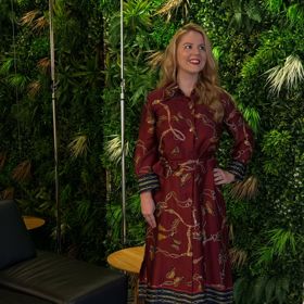 Takhle vypadám v šatech Andrey Verešové. Nosím k nim černé kožené kotníkové polobotky na mírném podpatku.