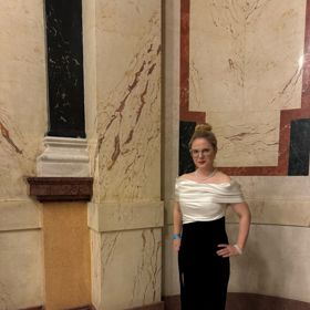 Veroničiny šaty měly sametovou sukni a saténový top.