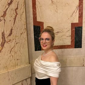 Redaktorka Lifee Veronika si šaty vybrala v ateliéru návrhářky Hermine Khalaf Pogosyan.