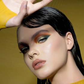 Zelené oči můžete pro přirozený vzhled podtrhnout barvou tón v tónu. Jemnost modrých očí naopak zvýrazní žlutá i oranžová. (Paletka očních stínů, Natasha Denona, 1 790 Kč)