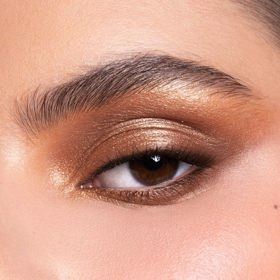 Intenzitu a hloubku hnědých očí zvýrazní zlatá. (Paletka očních stínů, Makeup by Mario, 690 Kč)