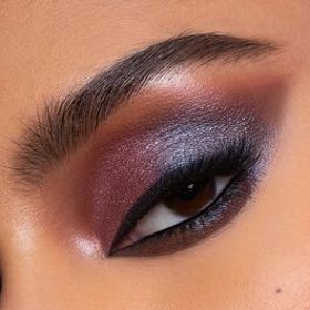 Hnědé oči jsou velmi univerzální a dovolit si můžou i odvážné a výrazné odstíny, třeba fialové. (Paletka očních stínů, Makeup by Mario, 690 Kč)