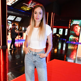 Herečka Karolína Krézlová oblékla na červený koberec klasickou kombinaci džínů, bílého trička ve zkrácené verzi a bílých tenisek. 