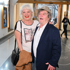 Roman Skamene dorazil se ženou.