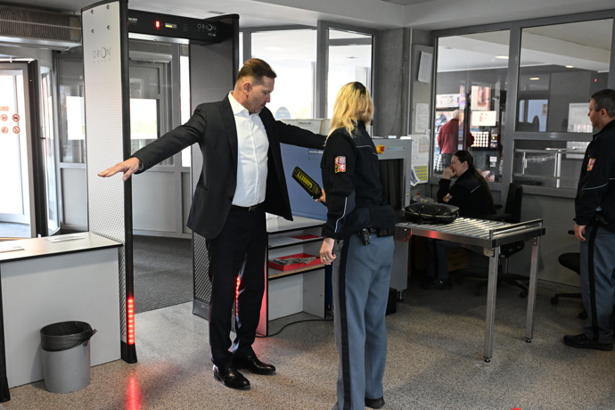FOTO: Jaromír Soukup nejprve prošel kontrolou. – stránka 176