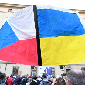 Česká a ukrajinská vlajka.