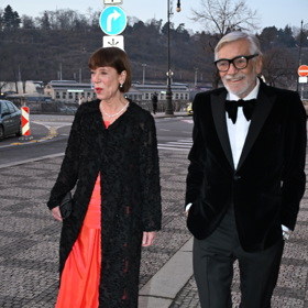 Slavní manželé rozdávali úsměvy na všechny strany.