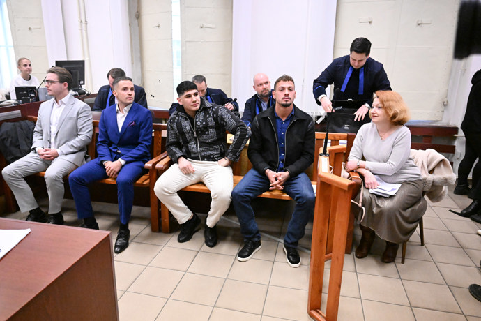 FOTO: Jan Strach a jeho kumpáni na lavici obžalovaných. – stránka 3