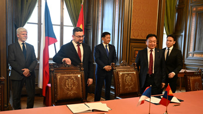 FOTO: Na místě se návštěvníci zapsali do knihy.