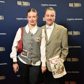 Bratr kuchařky Kamu, Adam Rundus, oblékl béžové sako s potiskem na kapse a bílou košili. Potisk na vestě má také jeho přítelkyně.