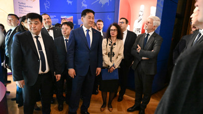 FOTO: Petr Pavel si prohlíži expozici.