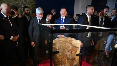 FOTO: Petr Pavel před jedním z exponátů.