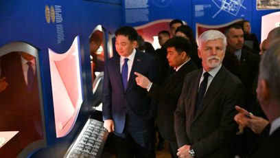 FOTO: Petr Pavel poslouchá výklad.