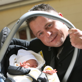 Petr Muk se svou novorozenou dcerou Noemi. 