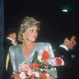 Princezna Diana se v polovině osmdesátých let rozhodovala, co dál se svým šatníkem. Do oka jí padly rafinované a elegantní róby ze seriálu Dynastie.