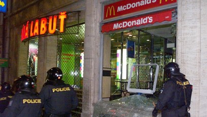 FOTO: McDonalds se potýkal i s násilnými protesty.
