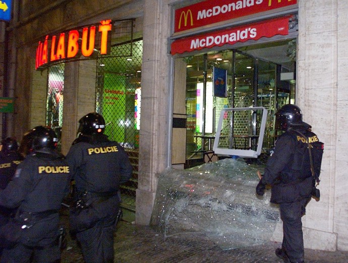 FOTO: McDonalds se potýkal i s násilnými protesty. – stránka 2