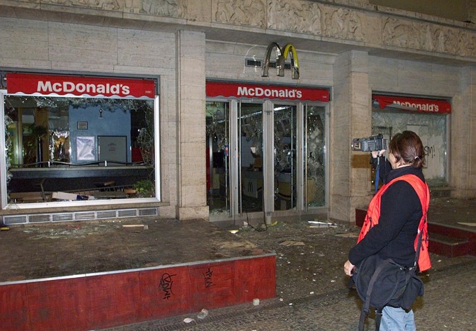 FOTO: Rozbitá pobočka McDonalds v Praze v roce 2000. – stránka 1