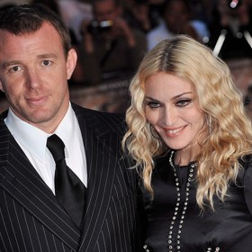 Rozvod Madonny a Guye platí za jeden z nejdražších v historii showbyznysu. Zpěvačka musela manželovi vyplatit téměř dvě miliardy korun.