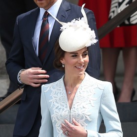 Ve světlounce modrých kabátových šatech s krajkovými aplikacemi se tehdejší vévodkyně z Cambridge předvedla v červnu 2016 na oslavě 90. narozenin královny Alžběty II. Autorkou šatů je princeznina oblíbená návrhářka Catherine Walker.