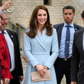 Na návštěvě Lucemburska v roce 2017 se Kate Middleton prezentovala v pastelově modrých na míru šitých kabátových šatech od Emilie Wickstead.