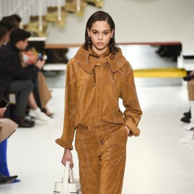 Semiš je jedním z trendy materiálů na jaro/léto 2025.